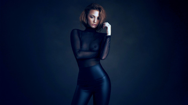 Обои картинки фото девушки, -unsort , брюнетки, темноволосые, штаны, кофта, темный, фон, daniella, grenberg