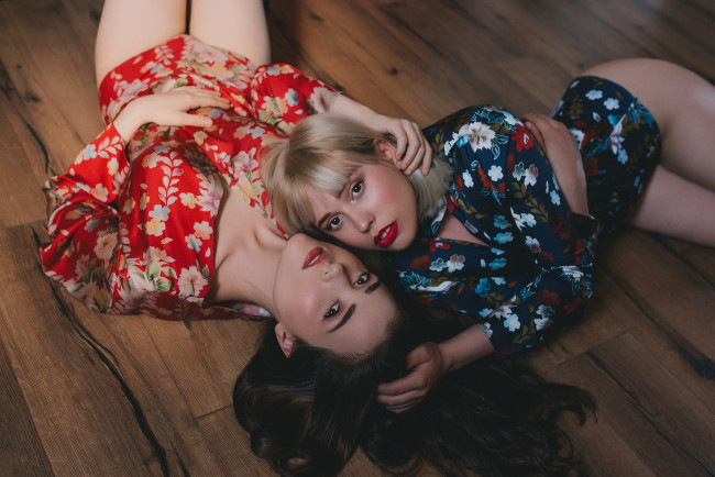 Обои картинки фото две девушки вместе, девушки, - группа девушек, красивая, супер, секси, няша, нежная, классная, модница, лапочка, мадам