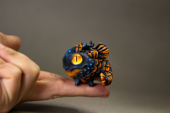 обоя разное, игрушки, дракончик, палец