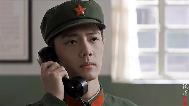 Обои картинки фото кино фильмы, ace troops, гу, ие, телефон, форма, фуражка