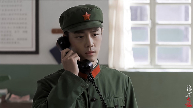 Обои картинки фото кино фильмы, ace troops, гу, ие, телефон, форма, фуражка