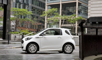 обоя aston martin cygnet, автомобили, aston martin, белый, здание, двор