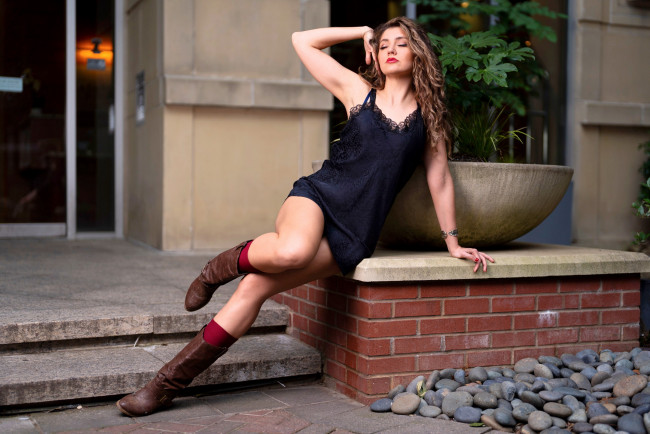 Обои картинки фото девушки, - брюнетки,  шатенки, шатенка, поза, закрытые, глаза