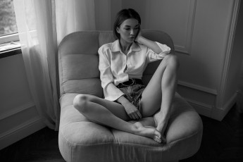 Картинка девушки -+черно-белые кoмната алекс намалевич женщины короткие волосы открытая рубашка шорты ноги босиком в помещении монохром eлена cкачкова раздвинутые крeслo oкнo