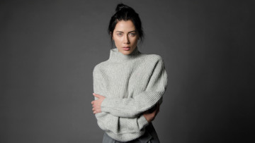 Картинка девушки -+брюнетки +шатенки cтудия georgina mazzeo модeль свитер