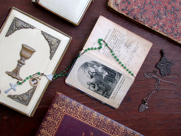 Обои картинки фото разное, религия, четки, книги, крестик