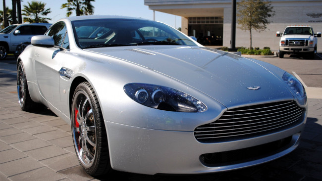 Обои картинки фото aston, martin, v8, vantage, автомобили, выставки, уличные, фото, великобритания, элитные, ltd