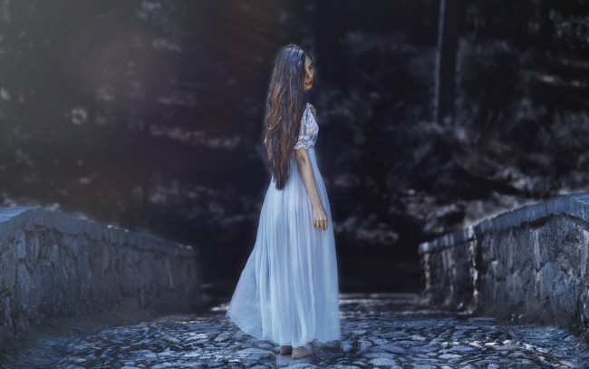 Обои картинки фото девушки, -unsort , брюнетки,  шатенки, мост, девушка, leila, amat, настроение, волосы, платье