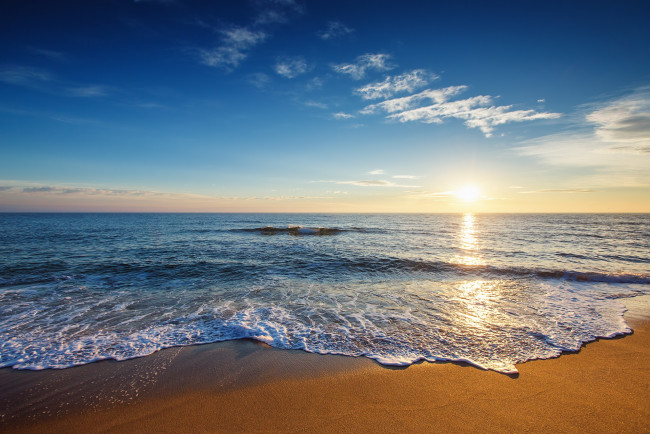 Обои картинки фото природа, побережье, море, волны, берег, брызги, облака