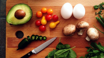 Картинка еда разное шампиньоны яйца шпинат авокадо помидоры грибы