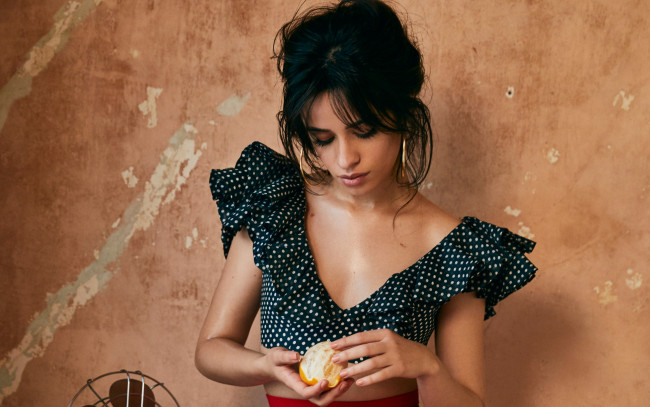 Обои картинки фото музыка, camila cabello, серьги, апельсин