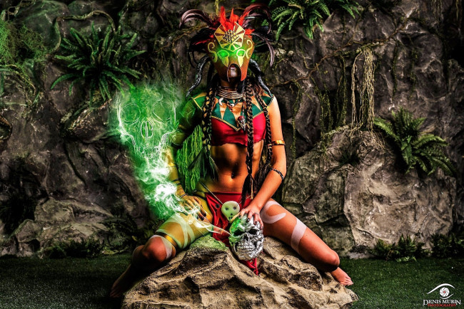 Обои картинки фото девушки, - креатив,  косплей, маска, череп, магия, скала