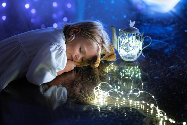 Обои картинки фото разное, дети, девочка, гирлянда, огни, чайник