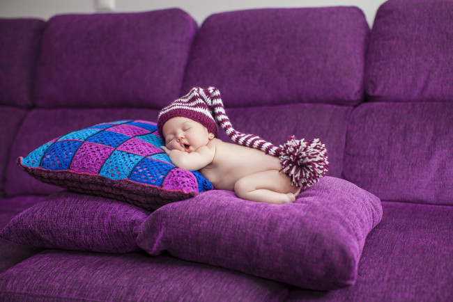 Обои картинки фото разное, дети, ребенок, колпак, подушки