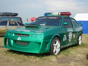 Картинка автомобили выставки уличные фото