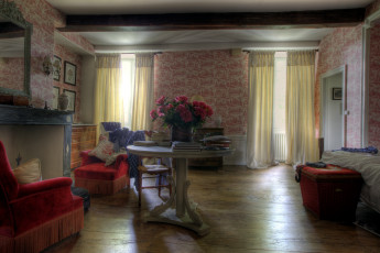 Картинка интерьер спальня шторы камин стол кресла букет пионы