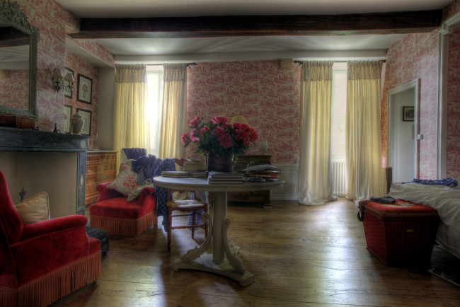 Обои картинки фото интерьер, спальня, шторы, камин, стол, кресла, букет, пионы