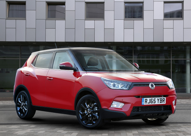 Обои картинки фото автомобили, ssang yong, 2015г, красный, uk-spec, tivoli, ssangyong