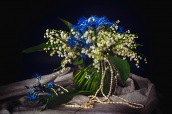 Картинка цветы букеты +композиции васильки ландыши букет бусы ваза