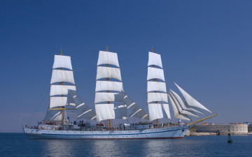 Картинка корабли парусники водоем набережная