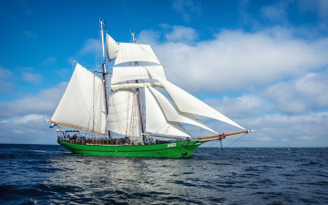 Картинка корабли парусники водоем облака