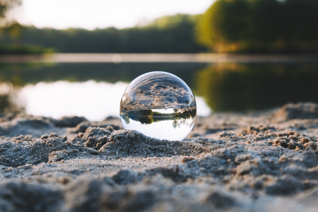 Обои картинки фото разное, капли,  брызги,  всплески, стеклянный, шар, песок