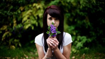 Картинка девушки -+брюнетки +шатенки кольцо браслеты букет фиалки breana rich