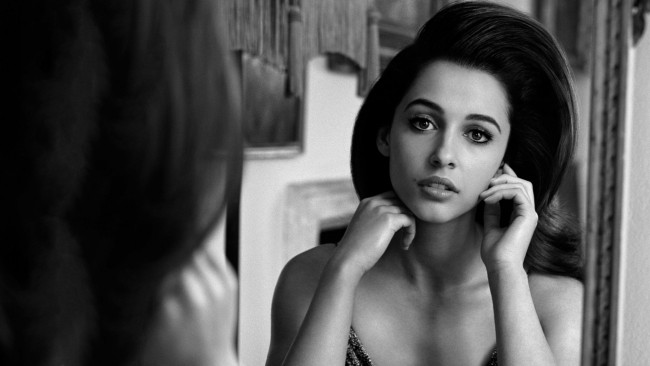 Обои картинки фото девушки, naomi scott, монохром