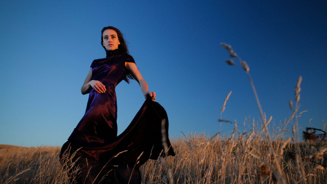 Обои картинки фото девушки, - брюнетки,  шатенки, брюнетка, поза, поле, платье