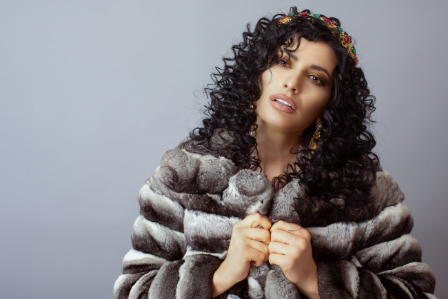 Обои картинки фото девушки, - брюнетки,  шатенки, кудряшки, шуба