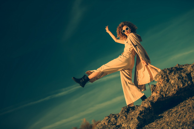 Обои картинки фото девушки, - рыжеволосые и разноцветные, модель, поза