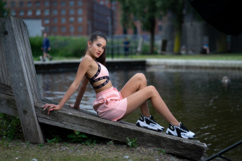 Картинка девушки -+азиатки топ юбка кроссовки пруд