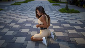 Картинка девушки -+брюнетки +шатенки richard duke женщины брюнетки длинные волосы майка шорты кроссовки на улице коленях темные город обувь задница