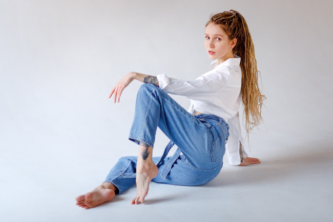 Обои картинки фото девушки, - брюнетки,  шатенки, модель, женщины, джинсы, алена, босиком, на, цыпочках, игорь, куприянов, дреды, брюки, тату, белая, рубашка, студия, alyona, german