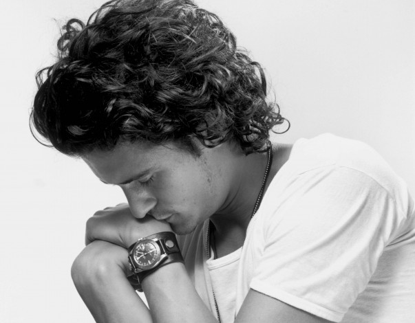 Обои картинки фото мужчины, orlando bloom, актер, футболка, часы