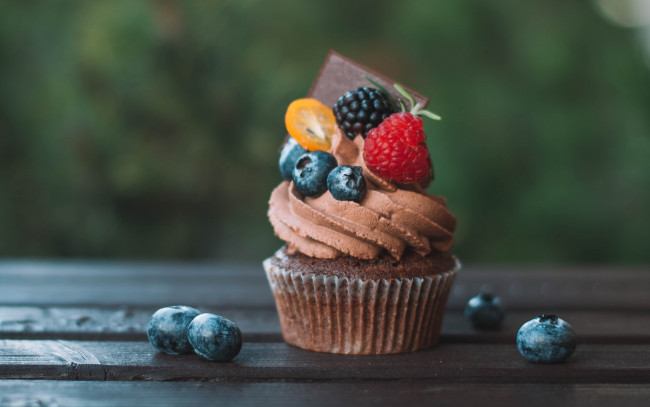 Обои картинки фото еда, пирожные,  кексы,  печенье, капкейк, кекс, крем, ягоды, малина