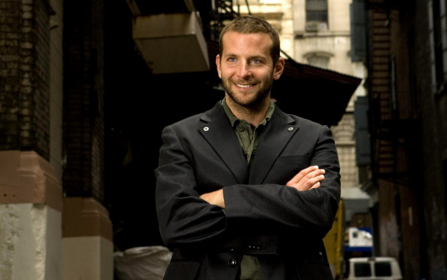 Обои картинки фото мужчины, bradley cooper, актер, плащ, трущобы