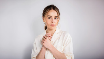 Картинка emilia+clarke+for+big+issue+2024 девушки emilia+clarke big issue group эмилия кларк издание фотосессия актриса