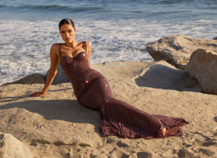 Картинка renee+murden девушки девушка женщина брюнетка темноволосая сексуальная модель звезда позирует разная обувь верхняя стильная одежда нижнее эротическое бельё трусы лифчик колготки чулки аксессуары макияж и множество элементов на фотографии