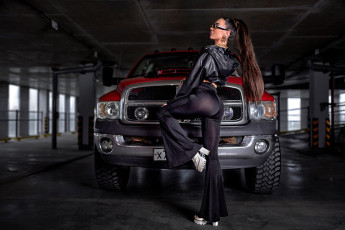 обоя девушка и авто, автомобили, -авто с девушками, девушка, женщина, брюнетка, темноволосая, сексуальная, модель, звезда, позирует, разная, обувь, верхняя, стильная, одежда, нижнее, эротическое, бельё, трусы, лифчик, колготки, чулки, аксессуары, макияж, и, множество, элементов, на, фотографии