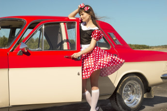 Картинка девушка+и+авто автомобили -авто+с+девушками девушка женщина шатенка темноволосая сексуальная модель звезда позирует разная обувь верхняя стильная одежда нижнее эротическое бельё трусы лифчик колготки чулки аксессуары макияж и множество элементов на фотографии