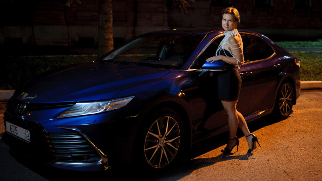 Обои картинки фото автомобили, -авто с девушками, toyota, camry