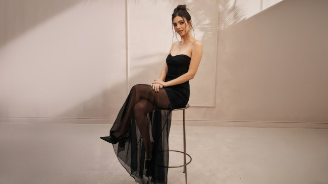 Обои картинки фото victoria justice, девушки, девушка, женщина, брюнетка, темноволосая, сексуальная, модель, звезда, позирует, разная, обувь, верхняя, стильная, одежда, нижнее, эротическое, бельё, трусы, лифчик, колготки, чулки, аксессуары, макияж, и, множество, элементов, на, фотографии