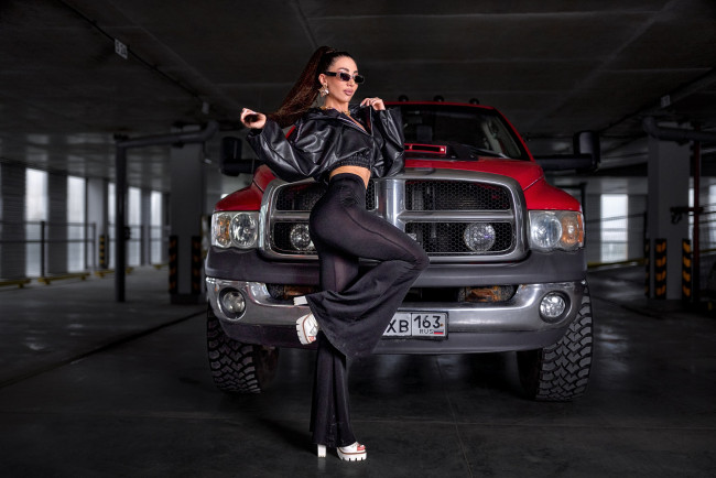 Обои картинки фото девушка и авто, автомобили, -авто с девушками, девушка, женщина, брюнетка, темноволосая, сексуальная, модель, звезда, позирует, разная, обувь, верхняя, стильная, одежда, нижнее, эротическое, бельё, трусы, лифчик, колготки, чулки, аксессуары, макияж, и, множество, элементов, на, фотографии