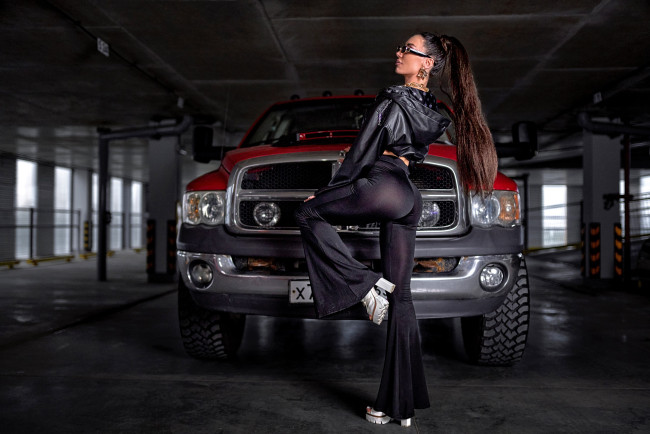 Обои картинки фото девушка и авто, автомобили, -авто с девушками, девушка, женщина, брюнетка, темноволосая, сексуальная, модель, звезда, позирует, разная, обувь, верхняя, стильная, одежда, нижнее, эротическое, бельё, трусы, лифчик, колготки, чулки, аксессуары, макияж, и, множество, элементов, на, фотографии