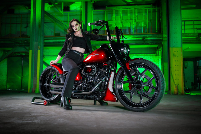 Обои картинки фото мотоциклы, мото с девушкой, harley-davidson, softail, fat, boy, customized, custombikes, night, blood, american, girl