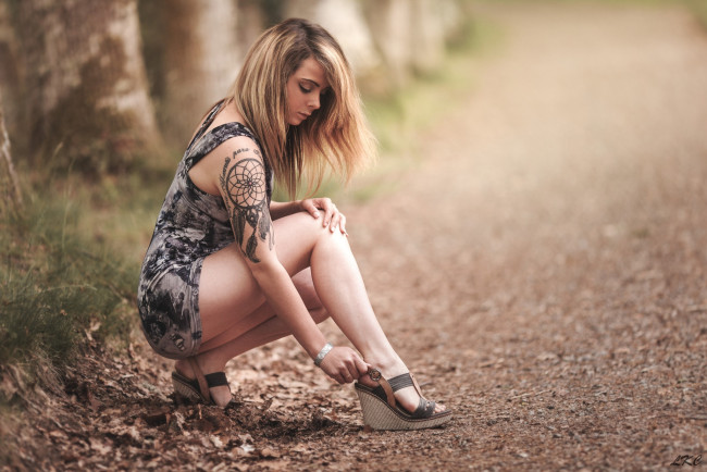 Обои картинки фото сексуальная девушка, девушки, - блондинки,  светловолосые, девушка, женщина, блондинка, светловолосая, сексуальная, модель, звезда, позирует, разная, обувь, верхняя, стильная, одежда, нижнее, эротическое, бельё, трусы, лифчик, колготки, чулки, аксессуары, макияж, и, множество, элементов, на, фотографии