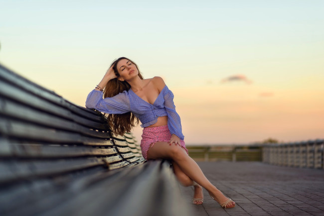 Обои картинки фото сексуальная девушка, девушки, - брюнетки,  шатенки, девушка, женщина, шатенка, темноволосая, сексуальная, модель, звезда, позирует, разная, обувь, верхняя, стильная, одежда, нижнее, эротическое, бельё, трусы, лифчик, колготки, чулки, аксессуары, макияж, и, множество, элементов, на, фотографии