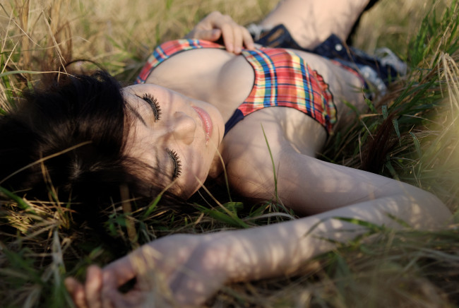 Обои картинки фото азиатская красота, девушки, - азиатки, девушка, женщина, брюнетка, темноволосая, сексуальная, модель, звезда, позирует, разная, обувь, верхняя, стильная, одежда, нижнее, эротическое, бельё, трусы, лифчик, колготки, чулки, аксессуары, макияж, и, множество, элементов, на, фотографии