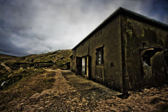 Картинка разное развалины руины металлолом тёмный фон облака дом